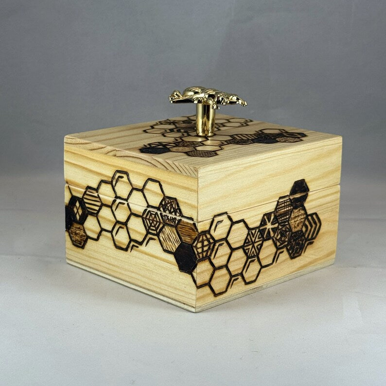 Jewelry Keepsake Box with Bee Knob Beezzit